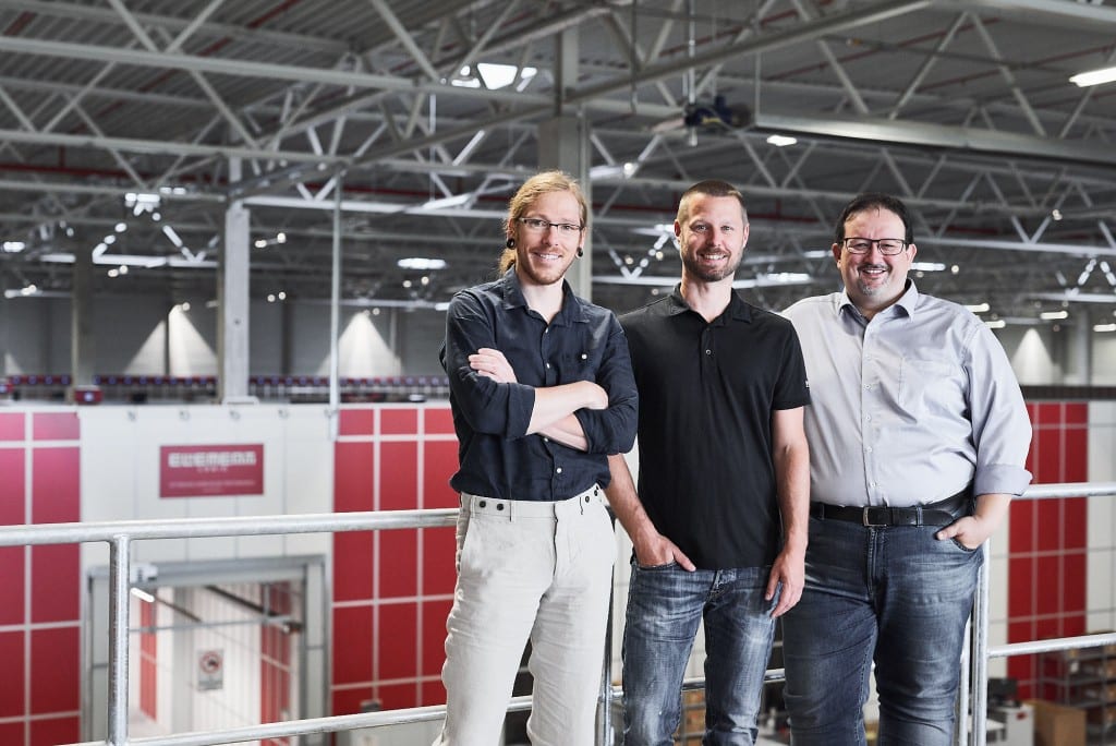 Thomas Klein i Ronny Höhn z Bergfreunde i Michael Kawalier z Element Logic i front of AutoStore grid