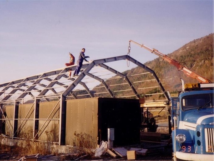 Budowa pierwszego magazynu GS Bildeler w 1994 roku; magazyn budowany był przez dwóch mężczyzn.