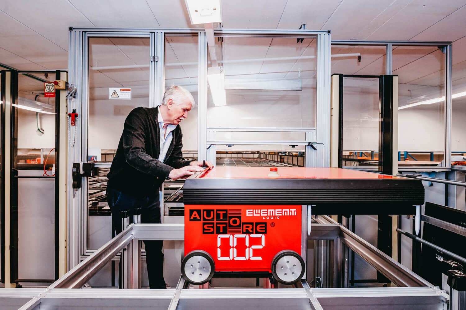 Jan Kleven pracuje na jednym z robotów AutoStore.