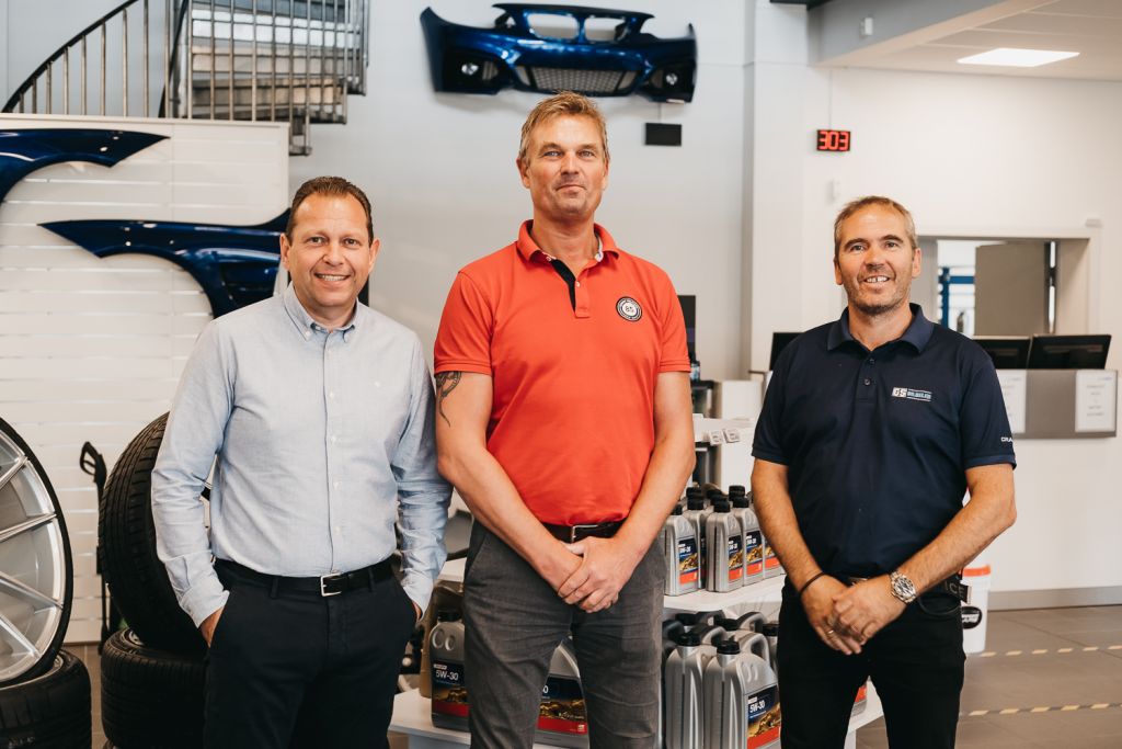 Założyciele firmy, Jonny Skrivahaug i Trond Gule, wraz z obecnym dyrektorem zarządzającym, Svenem Skogheimem, uśmiechają się do zdjęcia.